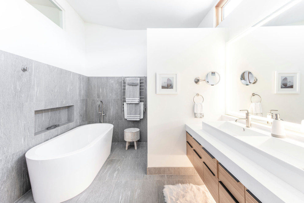 Пример оригинального дизайна: ванная комната в современном стиле с нишей, тумбой под две раковины, подвесной тумбой и сводчатым потолком