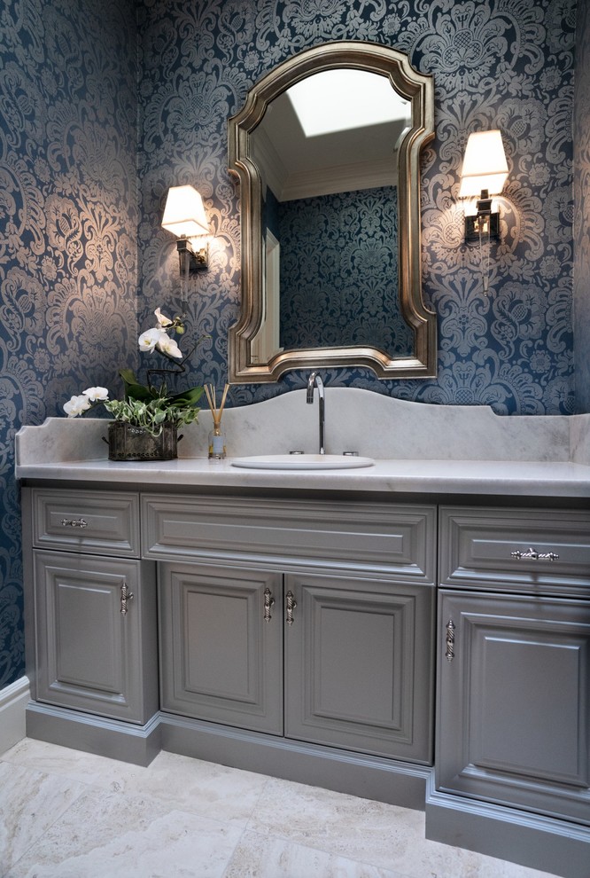 На фото: огромная ванная комната в стиле модернизм с фасадами с выступающей филенкой, серыми фасадами, биде, белой плиткой, мраморной плиткой, синими стенами, полом из травертина, душевой кабиной, настольной раковиной, мраморной столешницей, бежевым полом и белой столешницей