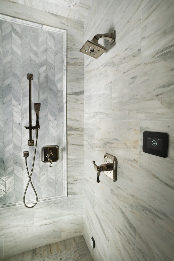 Inspiration för ett mycket stort vintage vit vitt en-suite badrum, med luckor med upphöjd panel, vita skåp, ett fristående badkar, en dubbeldusch, en bidé, vit kakel, marmorkakel, blå väggar, mellanmörkt trägolv, ett fristående handfat, marmorbänkskiva, brunt golv och dusch med gångjärnsdörr