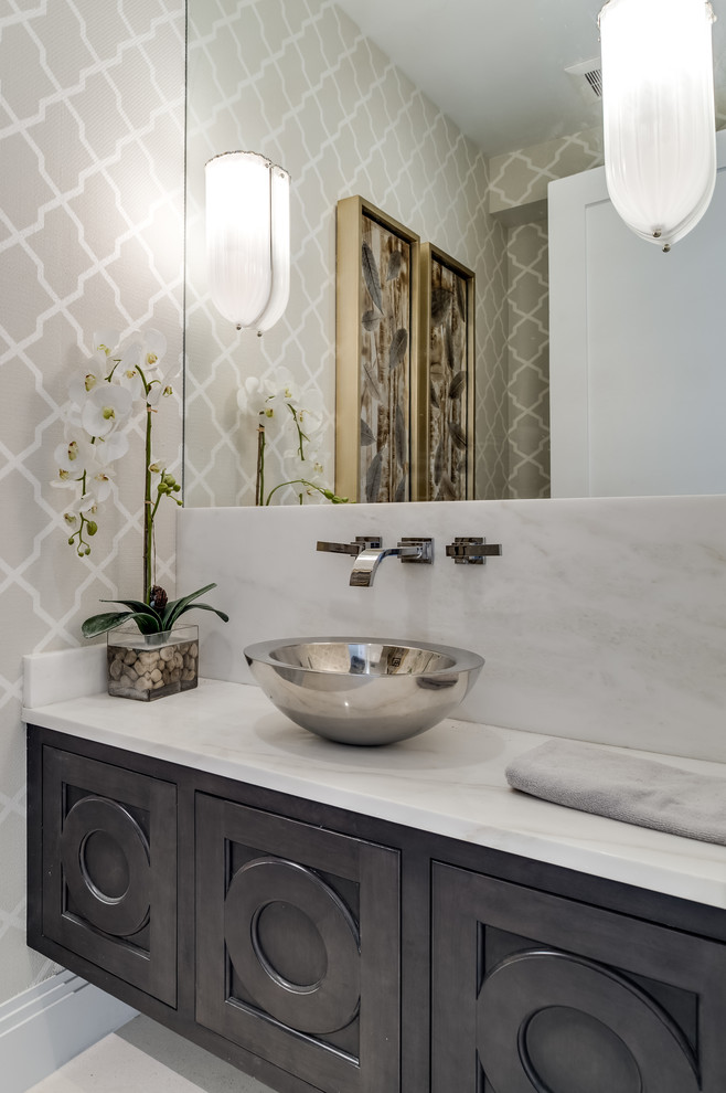 Klassisches Badezimmer mit Aufsatzwaschbecken, grauen Schränken und grauer Wandfarbe in Miami