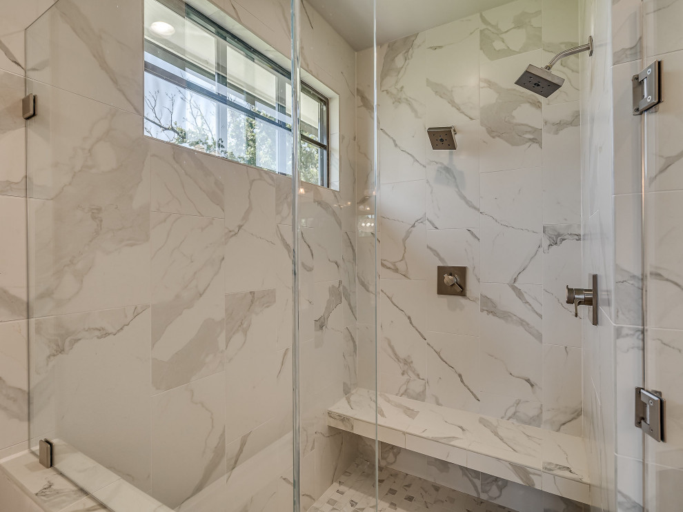 Exempel på ett stort lantligt vit vitt en-suite badrum, med skåp i shakerstil, grå skåp, ett fristående badkar, en dusch i en alkov, vit kakel, keramikplattor, grå väggar, klinkergolv i keramik, ett undermonterad handfat, bänkskiva i kvarts, vitt golv och dusch med gångjärnsdörr