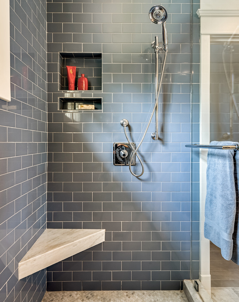 Свежая идея для дизайна: большая главная ванная комната в классическом стиле с фасадами с утопленной филенкой, белыми фасадами, двойным душем, синей плиткой, керамической плиткой, белыми стенами, мраморным полом, врезной раковиной и мраморной столешницей - отличное фото интерьера