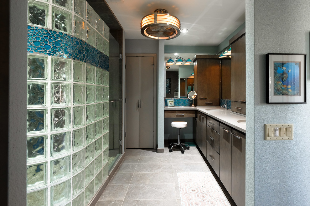 Ejemplo de cuarto de baño principal actual grande con lavabo bajoencimera y armarios con paneles lisos