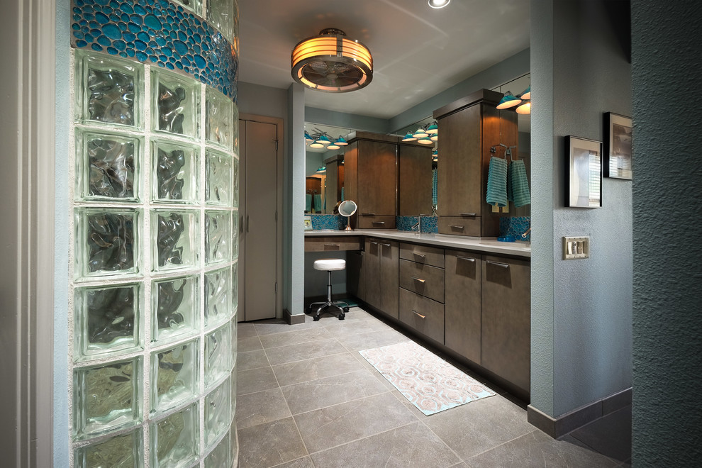 Inspiration för stora moderna en-suite badrum, med ett undermonterad handfat och släta luckor