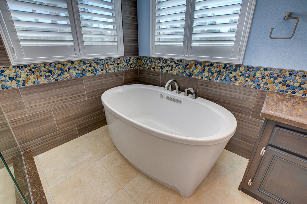 ラスベガスにあるシャビーシック調のおしゃれな浴室 (落し込みパネル扉のキャビネット、置き型浴槽) の写真