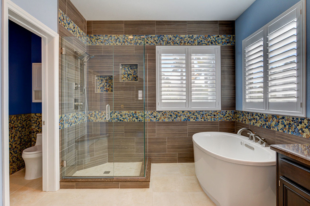 Ejemplo de cuarto de baño romántico con armarios con paneles empotrados y bañera exenta