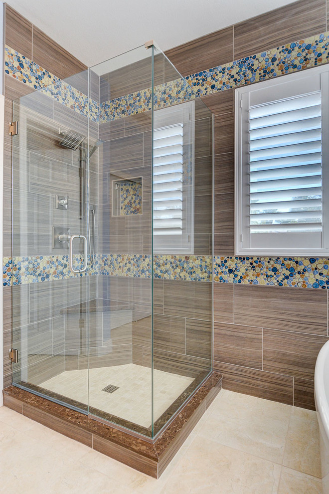 Idéer för shabby chic-inspirerade badrum, med luckor med infälld panel och ett fristående badkar