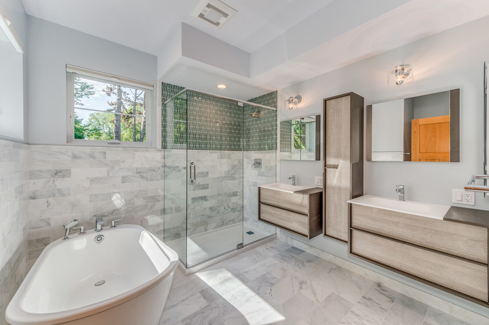 Foto di una stanza da bagno padronale classica con ante lisce, ante in legno chiaro, piastrelle bianche, pavimento bianco e porta doccia a battente