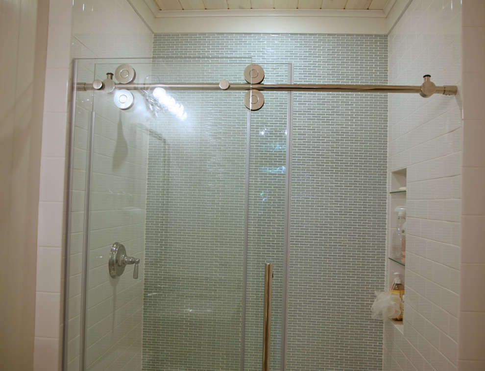 Esempio di una piccola stanza da bagno con doccia minimal con lavabo sottopiano, ante lisce, doccia aperta, WC a due pezzi, piastrelle blu, piastrelle in ceramica, pareti bianche e pavimento con piastrelle in ceramica