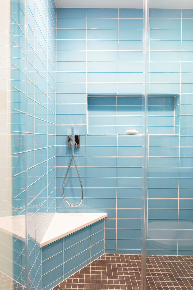 Ispirazione per una stanza da bagno padronale minimal di medie dimensioni con ante lisce, ante in legno scuro, doccia alcova, WC monopezzo, piastrelle blu, piastrelle di vetro, pareti bianche, pavimento in gres porcellanato, lavabo rettangolare e top in quarzo composito
