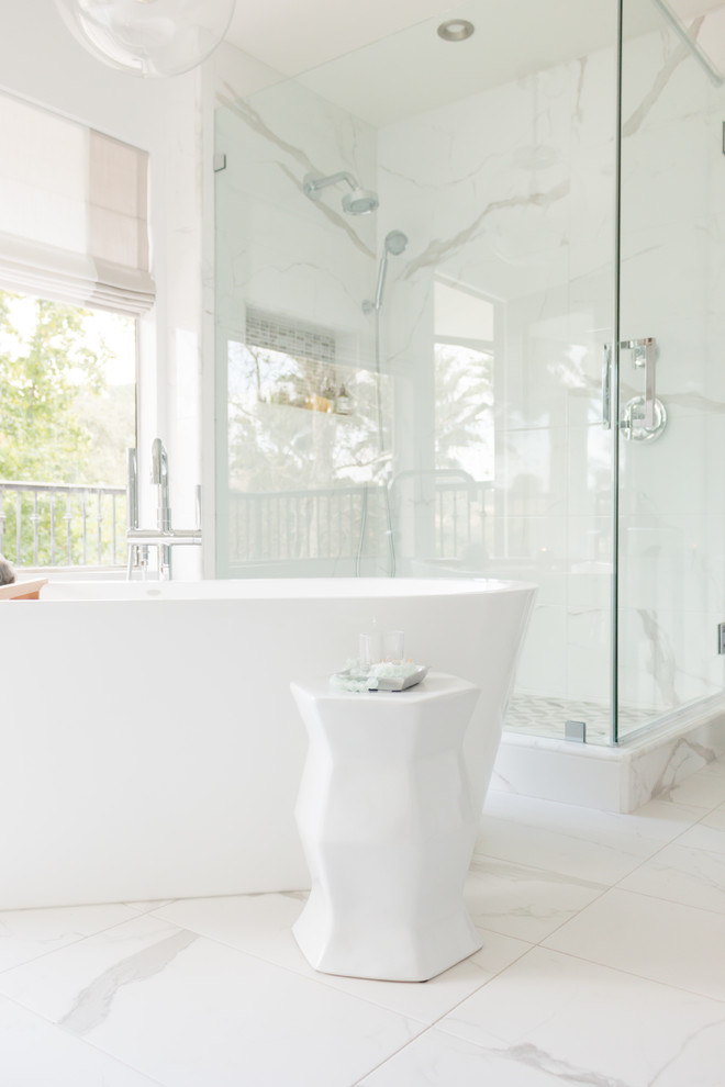 На фото: большая главная ванная комната в современном стиле с фасадами в стиле шейкер, светлыми деревянными фасадами, отдельно стоящей ванной, угловым душем, белой плиткой, керамической плиткой, белыми стенами, полом из керамической плитки, врезной раковиной, столешницей из искусственного кварца, белым полом, душем с распашными дверями и белой столешницей с