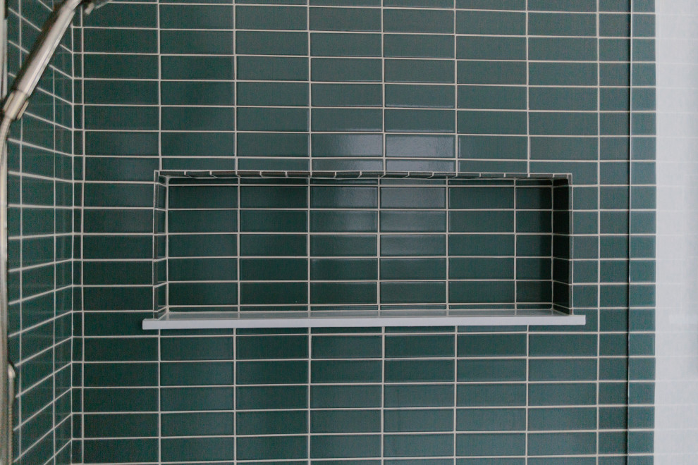 На фото: огромная главная ванная комната в стиле модернизм с фасадами цвета дерева среднего тона, отдельно стоящей ванной, угловым душем, зеленой плиткой, керамической плиткой, белыми стенами, полом из керамической плитки, зеленым полом, душем с распашными дверями и нишей