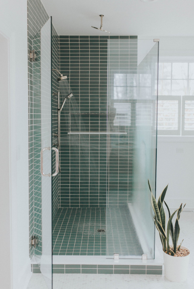 Cette image montre une très grande salle de bain principale minimaliste en bois brun avec une baignoire indépendante, une douche d'angle, un carrelage vert, des carreaux de céramique, un mur blanc, un sol en carrelage de céramique, un sol vert, une cabine de douche à porte battante et une niche.