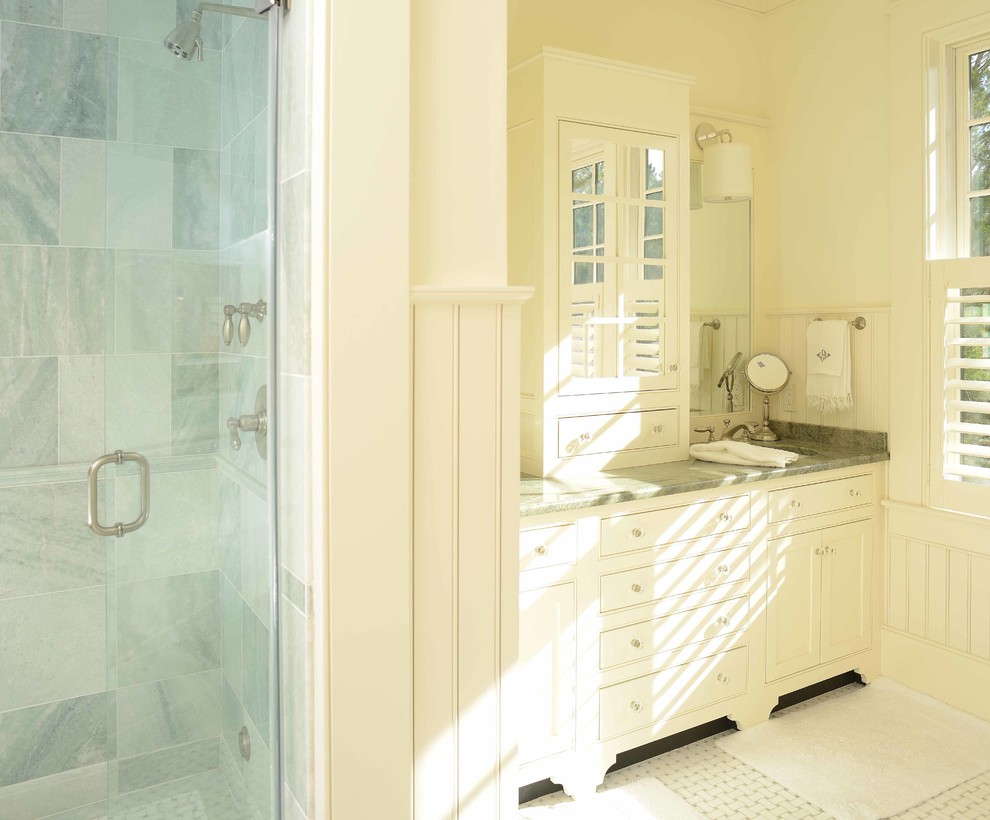 Esempio di una grande stanza da bagno padronale stile marino con lavabo sottopiano, ante a filo, ante bianche, top in marmo, doccia alcova, pareti bianche e pavimento in marmo