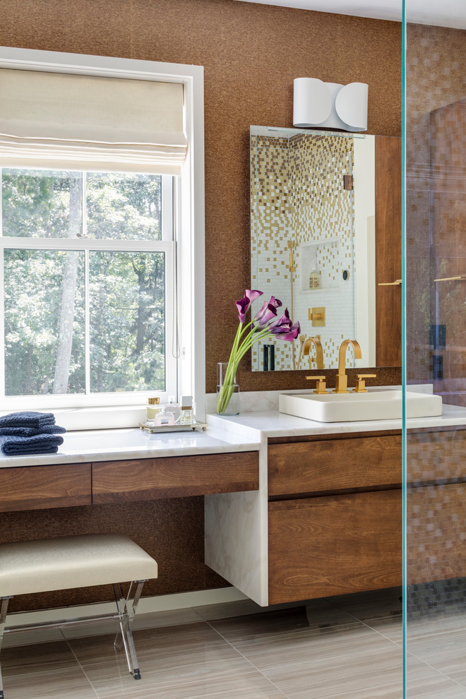 Пример оригинального дизайна: большая главная ванная комната в современном стиле с плоскими фасадами, фасадами цвета дерева среднего тона, угловым душем, унитазом-моноблоком, разноцветной плиткой, керамической плиткой, желтыми стенами, светлым паркетным полом, монолитной раковиной, мраморной столешницей и душем с распашными дверями