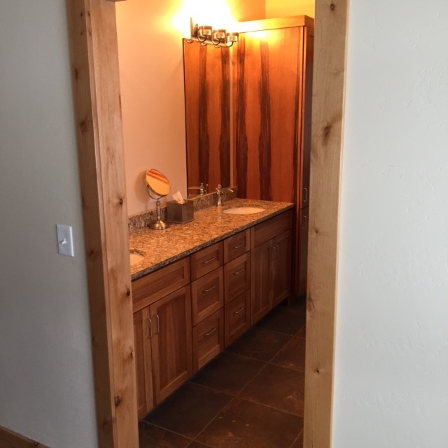 Modelo de cuarto de baño rústico de tamaño medio con armarios estilo shaker, puertas de armario de madera clara, baldosas y/o azulejos multicolor, paredes beige y encimera de cuarcita