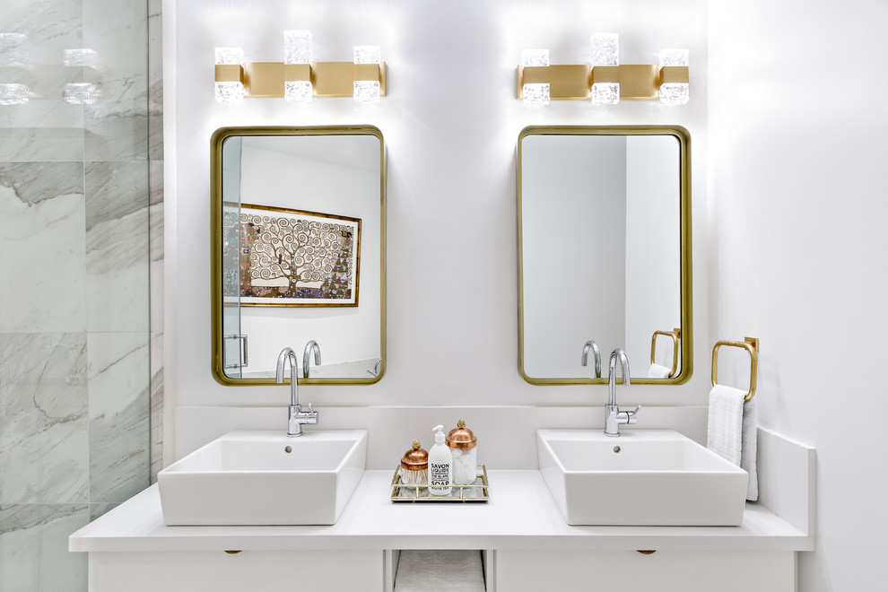 Источник вдохновения для домашнего уюта: ванная комната в современном стиле с плоскими фасадами, белыми фасадами, серой плиткой, белой плиткой, белыми стенами и настольной раковиной