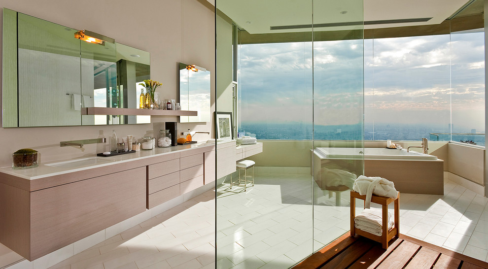 Пример оригинального дизайна: ванная комната в современном стиле с врезной раковиной, плоскими фасадами, светлыми деревянными фасадами, накладной ванной, открытым душем и открытым душем