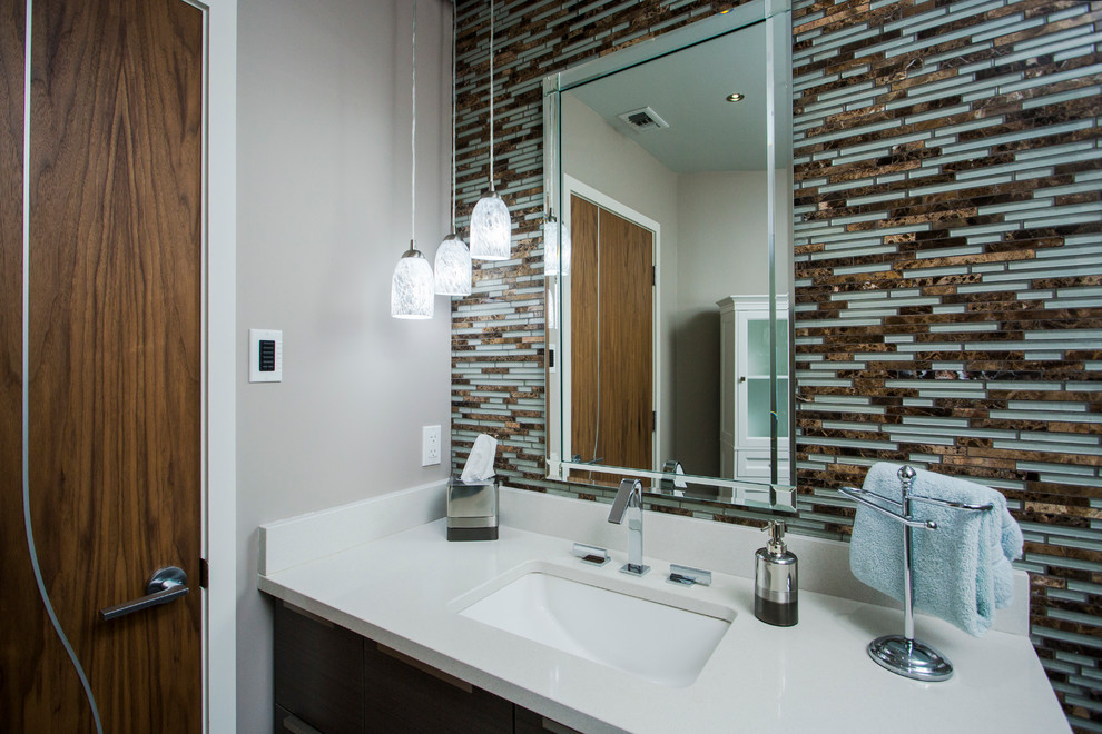 Photo of a contemporary bathroom in Tampa.