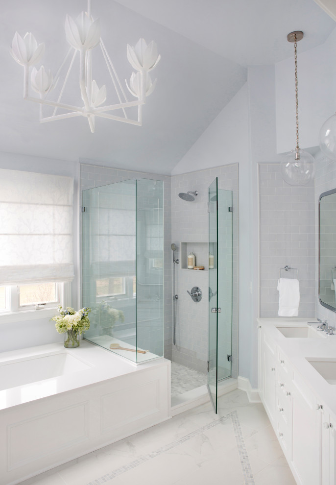 Cette image montre une grande salle de bain principale traditionnelle avec un placard à porte shaker, des portes de placard blanches, une baignoire encastrée, une douche d'angle, WC séparés, un carrelage bleu, des carreaux de céramique, un mur bleu, un sol en carrelage de porcelaine, un lavabo encastré, un plan de toilette en quartz modifié, un sol gris, une cabine de douche à porte battante, un plan de toilette blanc, un banc de douche, meuble double vasque, meuble-lavabo encastré et un plafond voûté.
