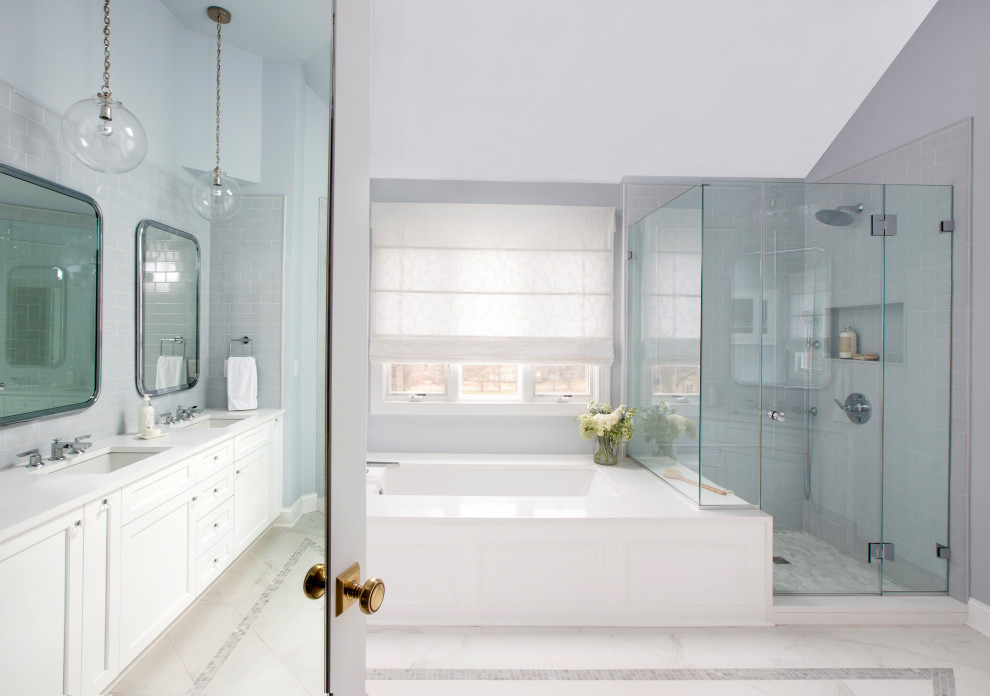Пример оригинального дизайна: большая главная ванная комната в стиле неоклассика (современная классика) с фасадами в стиле шейкер, белыми фасадами, полновстраиваемой ванной, угловым душем, раздельным унитазом, синей плиткой, керамической плиткой, синими стенами, полом из керамогранита, врезной раковиной, столешницей из искусственного кварца, серым полом, душем с распашными дверями, белой столешницей, сиденьем для душа, тумбой под две раковины, встроенной тумбой и сводчатым потолком
