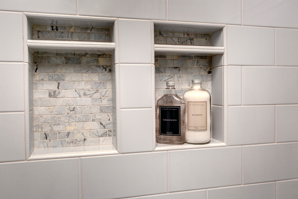 Exempel på ett litet klassiskt en-suite badrum, med luckor med upphöjd panel, grå skåp, en dusch i en alkov, en toalettstol med hel cisternkåpa, blå kakel, keramikplattor, grå väggar, klinkergolv i porslin, ett undermonterad handfat, bänkskiva i kvarts, grått golv och dusch med gångjärnsdörr