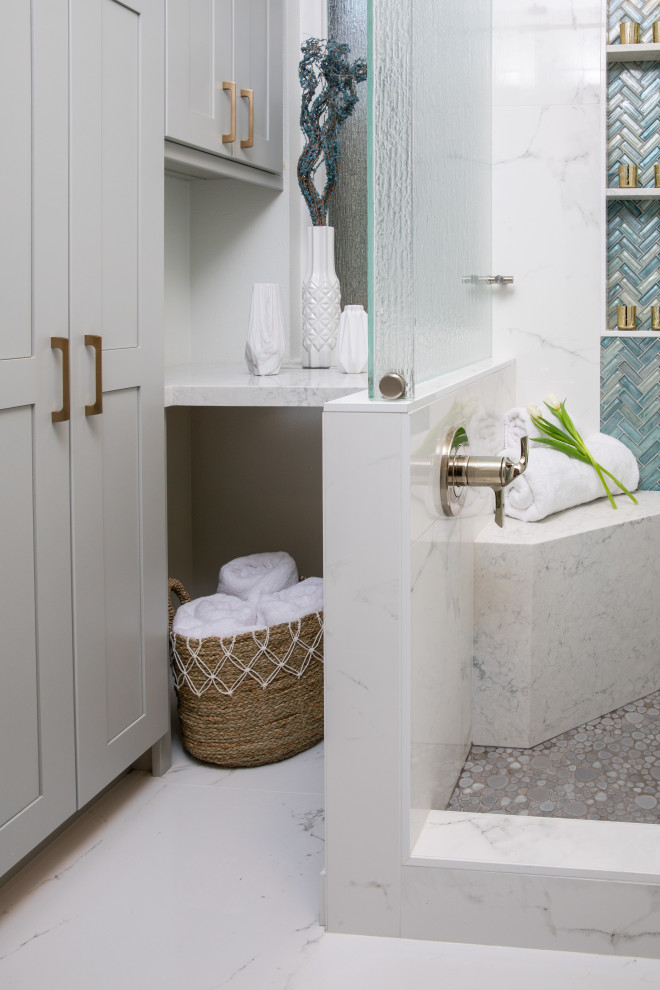 Bild på ett stort vit vitt en-suite badrum, med släta luckor, skåp i mörkt trä, våtrum, en toalettstol med hel cisternkåpa, blå kakel, vita väggar, ett fristående handfat, bänkskiva i kvarts, grönt golv och dusch med gångjärnsdörr