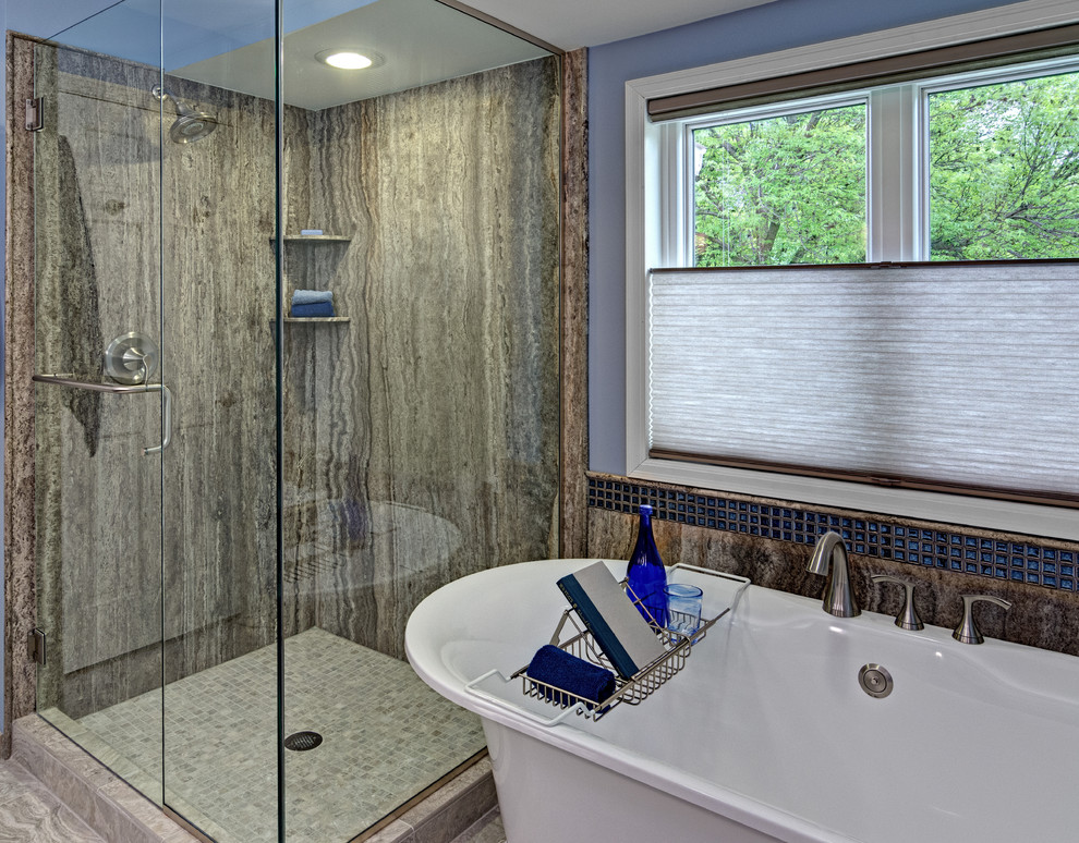 Foto di una stanza da bagno padronale minimal di medie dimensioni con vasca freestanding, doccia ad angolo, piastrelle grigie, piastrelle in ceramica, pavimento con piastrelle in ceramica e pareti blu