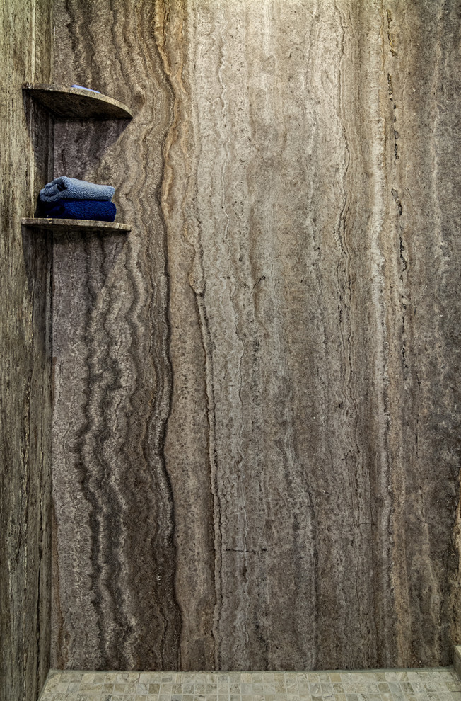 ミネアポリスにある中くらいなコンテンポラリースタイルのおしゃれなマスターバスルーム (濃色木目調キャビネット、置き型浴槽、コーナー設置型シャワー、グレーのタイル、セラミックタイル、セラミックタイルの床) の写真