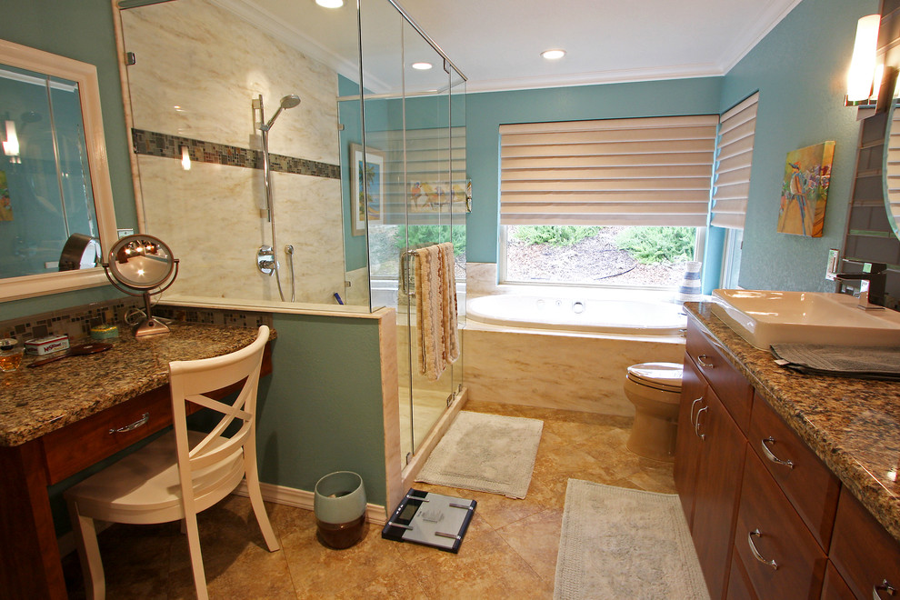 Immagine di una grande stanza da bagno padronale moderna con ante lisce, ante in legno scuro, top in laminato, vasca da incasso, doccia aperta, WC monopezzo, pareti blu e pavimento in linoleum