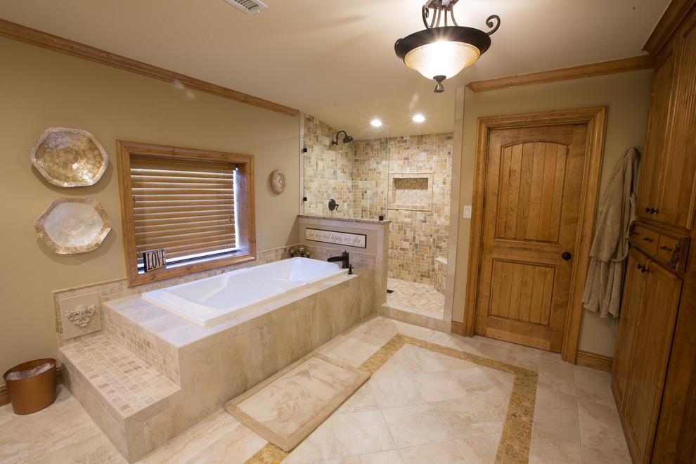 Esempio di una grande stanza da bagno padronale classica con vasca da incasso, doccia alcova, piastrelle beige, piastrelle in pietra, pareti beige e pavimento in pietra calcarea