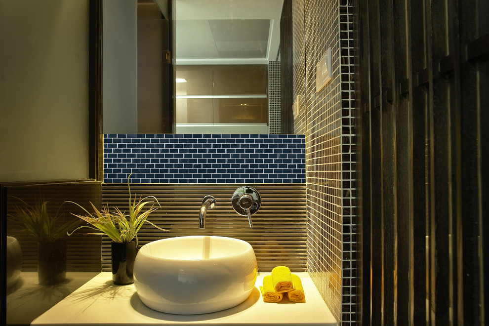 Imagen de cuarto de baño de estilo zen pequeño con baldosas y/o azulejos azules, baldosas y/o azulejos en mosaico y paredes azules
