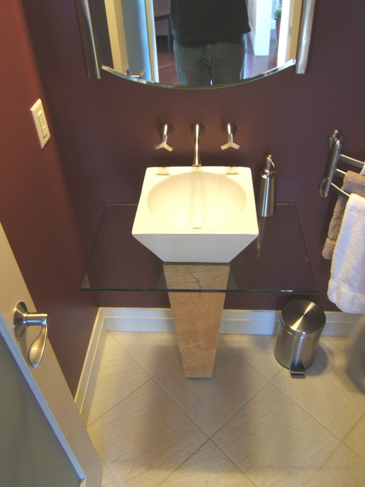 Cette image montre une salle d'eau craftsman de taille moyenne avec une baignoire d'angle, une douche ouverte, WC à poser, un carrelage beige, des carreaux de céramique, un mur rouge, un sol en carrelage de céramique et un lavabo de ferme.