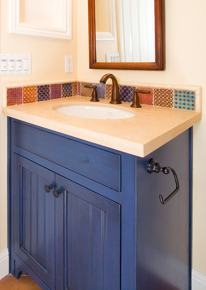 На фото: главная ванная комната среднего размера в стиле фьюжн с синими фасадами, фасадами с декоративным кантом, душем в нише, разноцветной плиткой, керамогранитной плиткой, бежевыми стенами, полом из терракотовой плитки, врезной раковиной, столешницей из искусственного камня, бежевым полом и душем с распашными дверями с