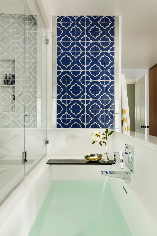 Idee per una stanza da bagno contemporanea con vasca ad alcova, piastrelle blu e pareti blu