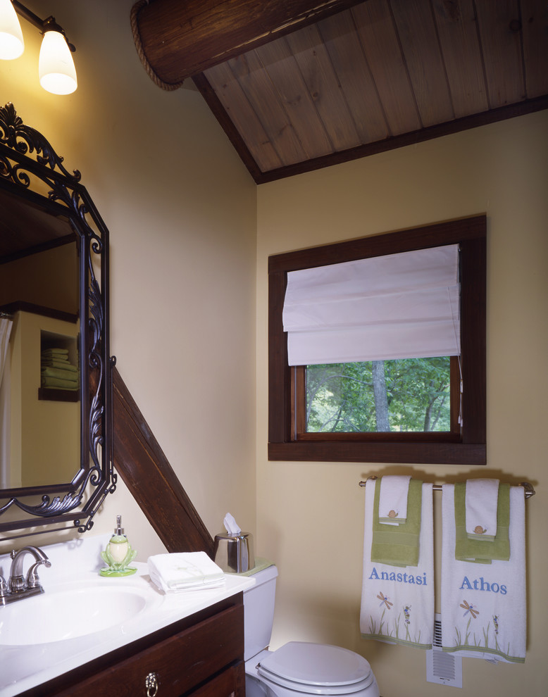 Aménagement d'une salle d'eau montagne en bois foncé de taille moyenne avec un plan de toilette en granite, un mur beige et un sol en ardoise.