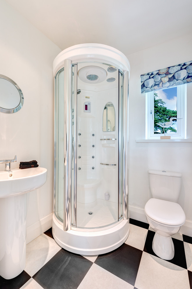 Пример оригинального дизайна: ванная комната в морском стиле с раковиной с пьедесталом и угловым душем
