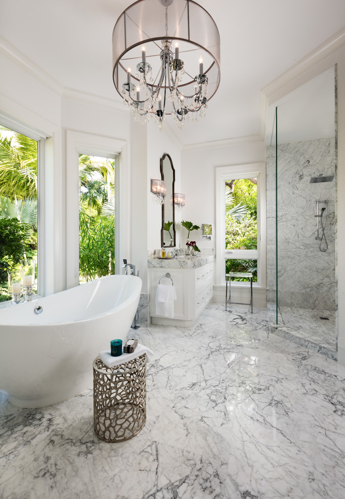 Inredning av ett klassiskt stort en-suite badrum, med vita skåp, ett fristående badkar, en hörndusch, grå kakel, marmorkakel, vita väggar, marmorgolv, marmorbänkskiva, grått golv och dusch med gångjärnsdörr