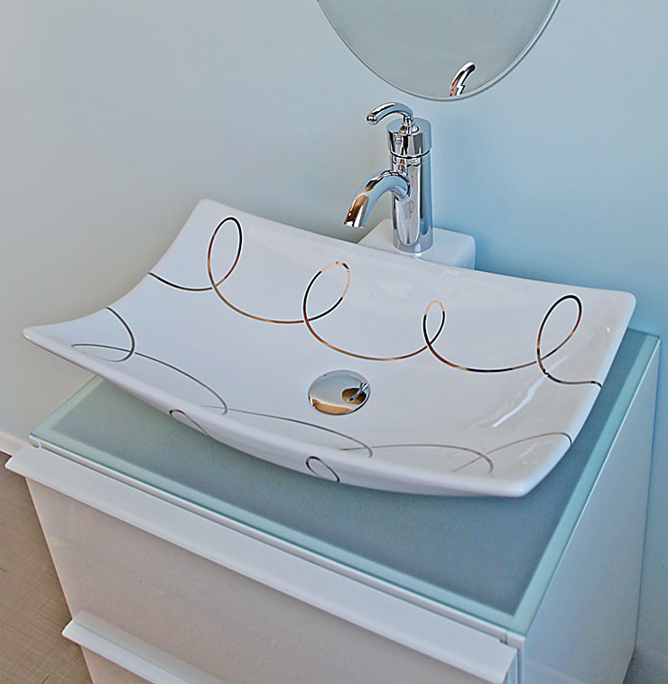Kleines Modernes Duschbad mit flächenbündigen Schrankfronten, weißen Schränken, Glaswaschbecken/Glaswaschtisch, Aufsatzwaschbecken und blauer Wandfarbe in Las Vegas