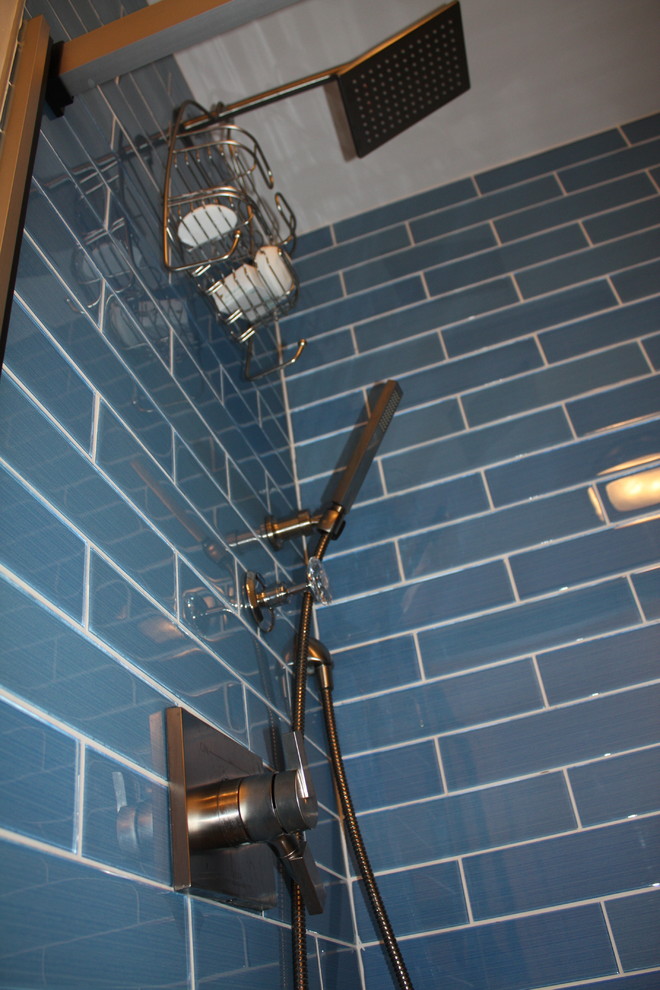 Идея дизайна: ванная комната среднего размера в современном стиле с открытыми фасадами, синими фасадами, душем в нише, синей плиткой, плиткой кабанчик, белыми стенами, душевой кабиной, настольной раковиной, столешницей из искусственного камня, серым полом и белой столешницей