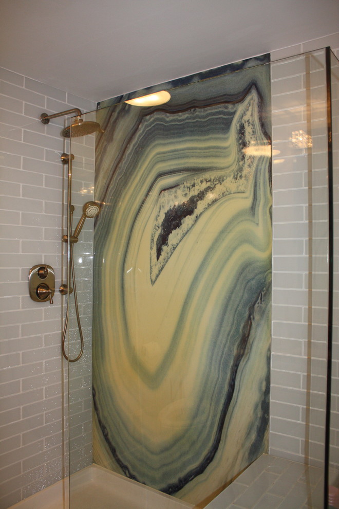 マイアミにあるお手頃価格の広いコンテンポラリースタイルのおしゃれな浴室 (コーナー設置型シャワー、グレーのタイル、サブウェイタイル、オープンシャワー) の写真