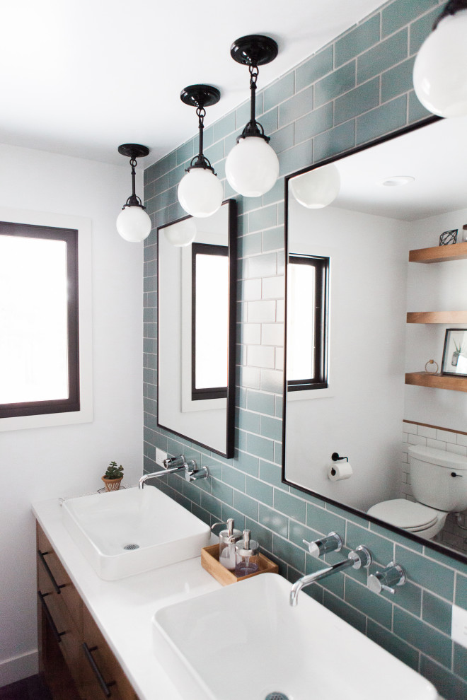 Foto di una stanza da bagno padronale stile rurale di medie dimensioni con ante in legno scuro, piastrelle blu, piastrelle in ceramica, pareti bianche, lavabo a bacinella e top bianco