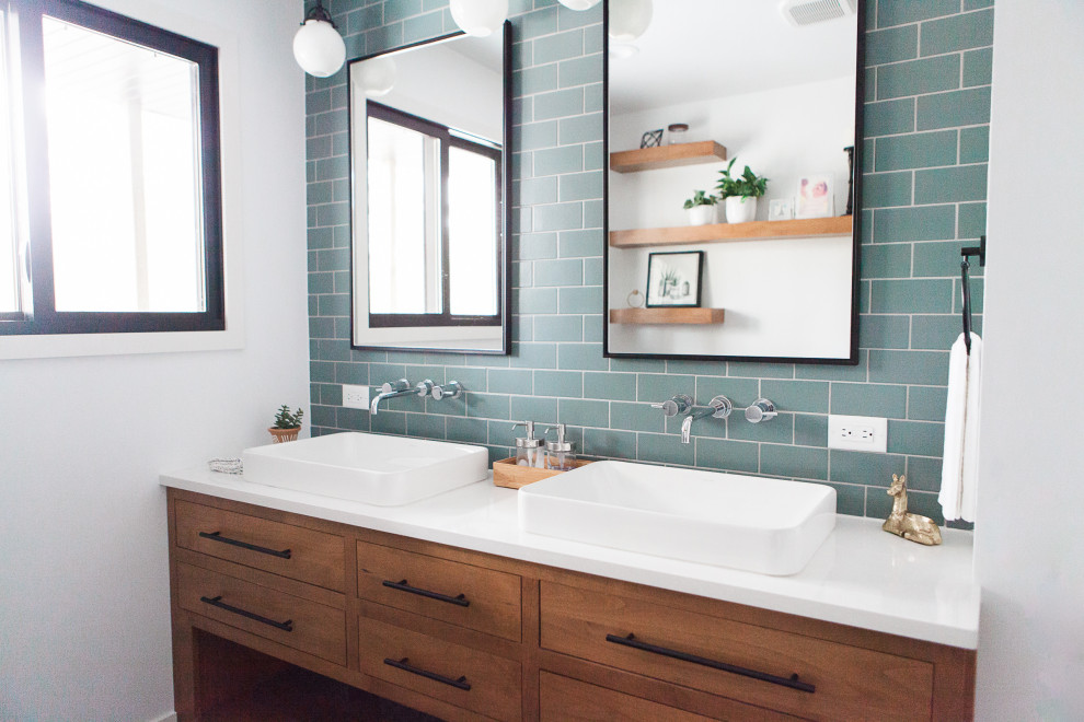 Ejemplo de cuarto de baño principal rústico de tamaño medio con puertas de armario de madera oscura, baldosas y/o azulejos azules, baldosas y/o azulejos de cerámica, paredes blancas, lavabo sobreencimera y encimeras blancas