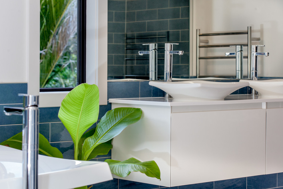 Modernes Badezimmer mit blauen Fliesen und Metrofliesen in Auckland