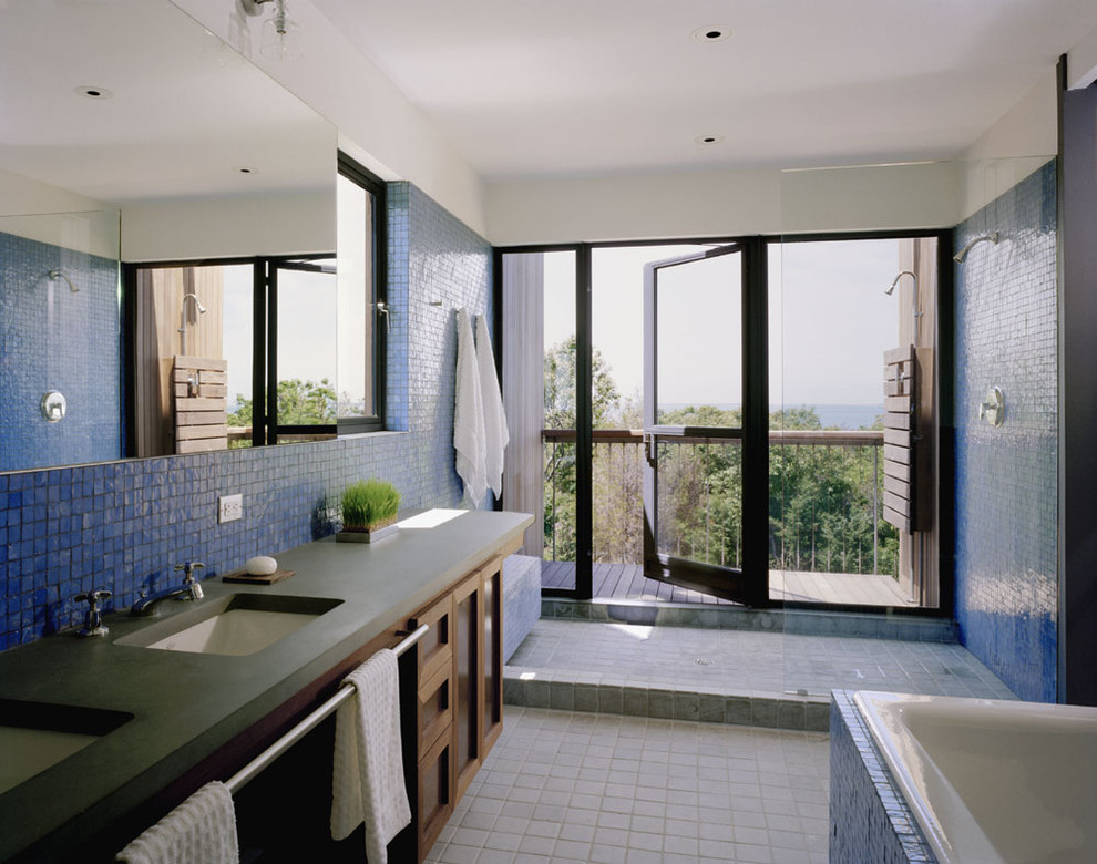 Modernes Badezimmer mit offener Dusche und offener Dusche in New York