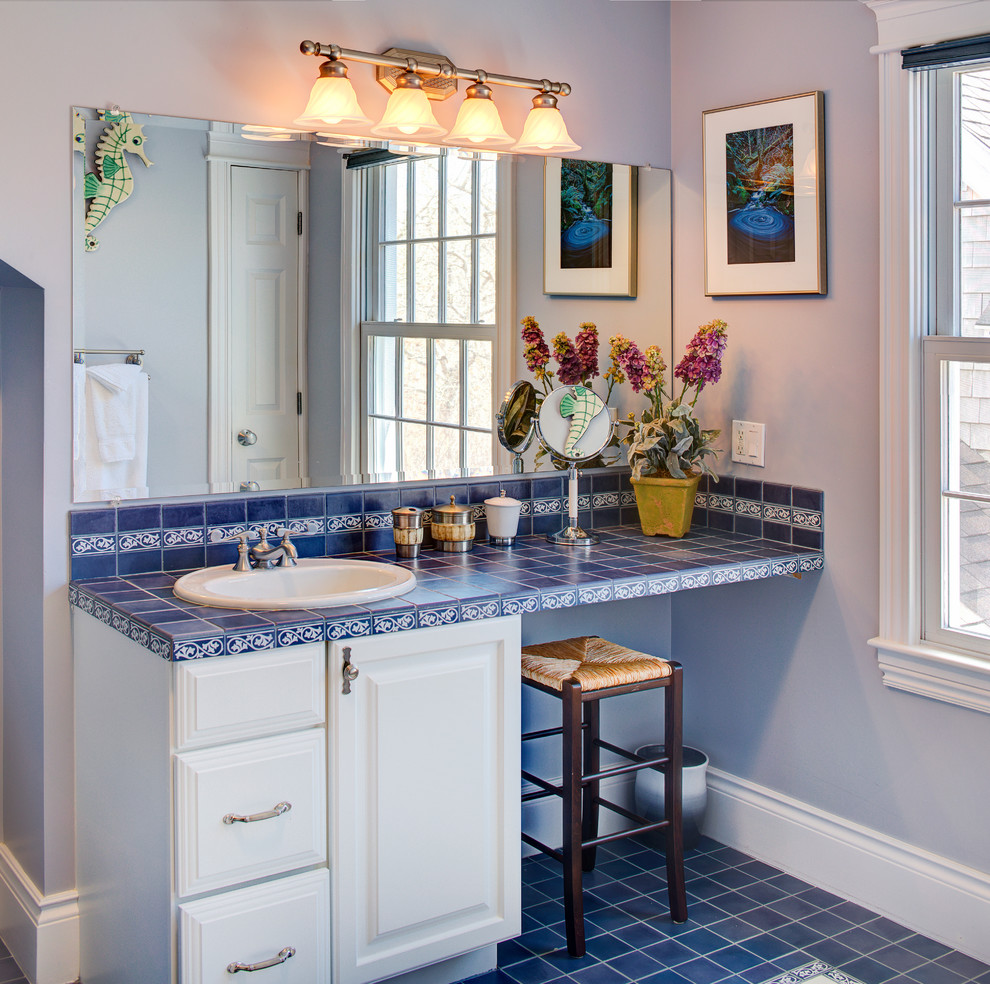 Foto di una stanza da bagno tradizionale di medie dimensioni con ante bianche, top piastrellato, piastrelle blu, pareti blu, lavabo da incasso, ante con bugna sagomata, piastrelle in ceramica e pavimento con piastrelle in ceramica