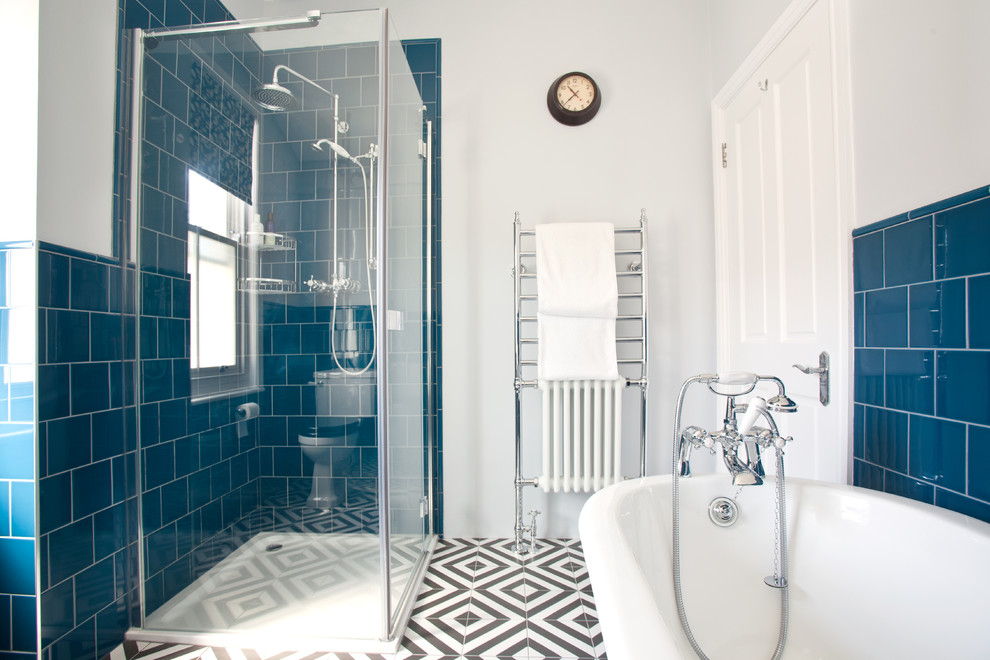 Kleines Industrial Badezimmer mit Eckdusche, Toilette mit Aufsatzspülkasten, blauen Fliesen, Keramikfliesen, weißer Wandfarbe, Keramikboden, Sockelwaschbecken, buntem Boden und Falttür-Duschabtrennung in Sussex