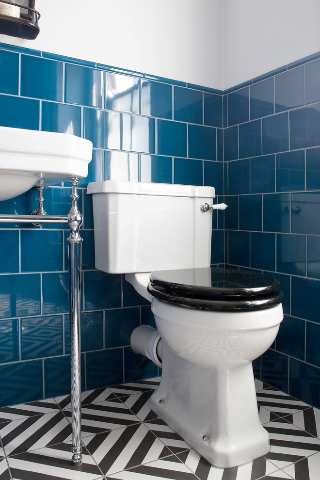 Esempio di una piccola stanza da bagno industriale con doccia ad angolo, WC monopezzo, piastrelle blu, piastrelle in ceramica, pareti bianche, pavimento con piastrelle in ceramica, lavabo a colonna, pavimento multicolore e porta doccia a battente