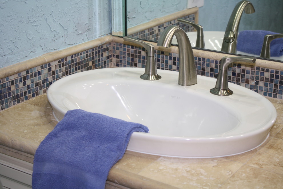 На фото: ванная комната в морском стиле с душем без бортиков