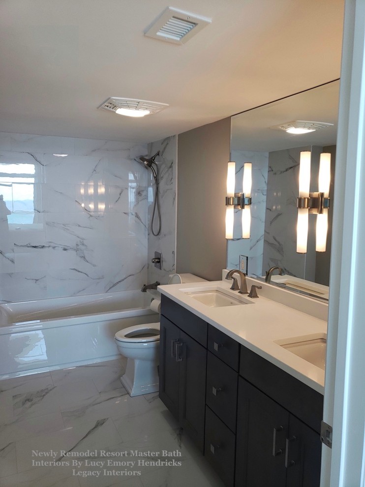 Идея дизайна: главная ванная комната среднего размера в стиле неоклассика (современная классика) с плоскими фасадами, серыми фасадами, накладной ванной, душем над ванной, раздельным унитазом, разноцветной плиткой, керамической плиткой, серыми стенами, полом из цементной плитки, врезной раковиной, столешницей из искусственного кварца, серым полом и белой столешницей